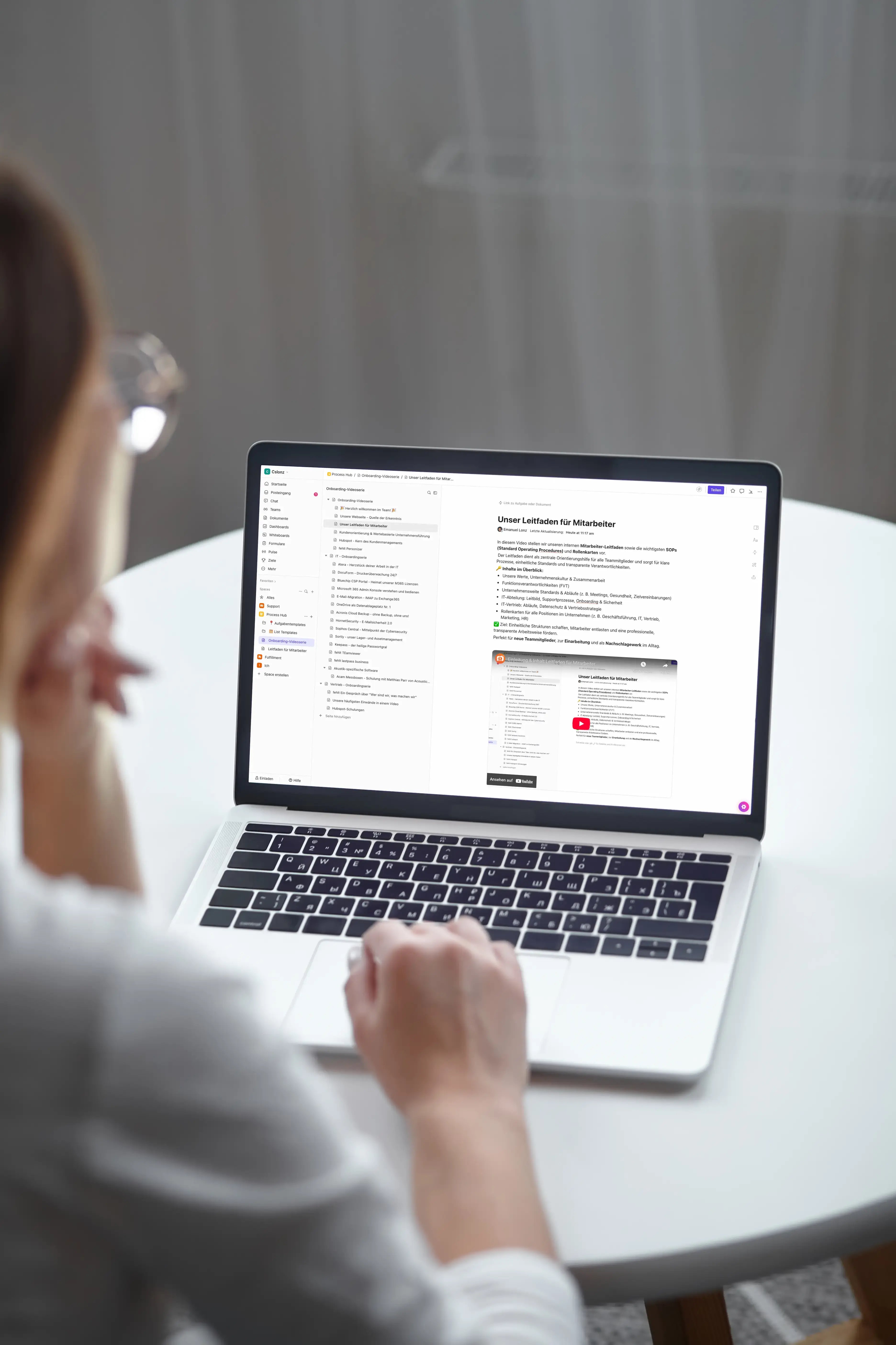 Eine Mitarbeiterin arbeitet am Laptop mit dem digitalen Einarbeitungssystem von ComputerSysteme Lonz. Auf dem Bildschirm ist ein Leitfaden für neue Mitarbeiter zu sehen.