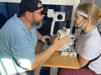 Steffen Pfeiffer in Gambia: Wenn gutes Sehen plötzlich wieder möglich wird